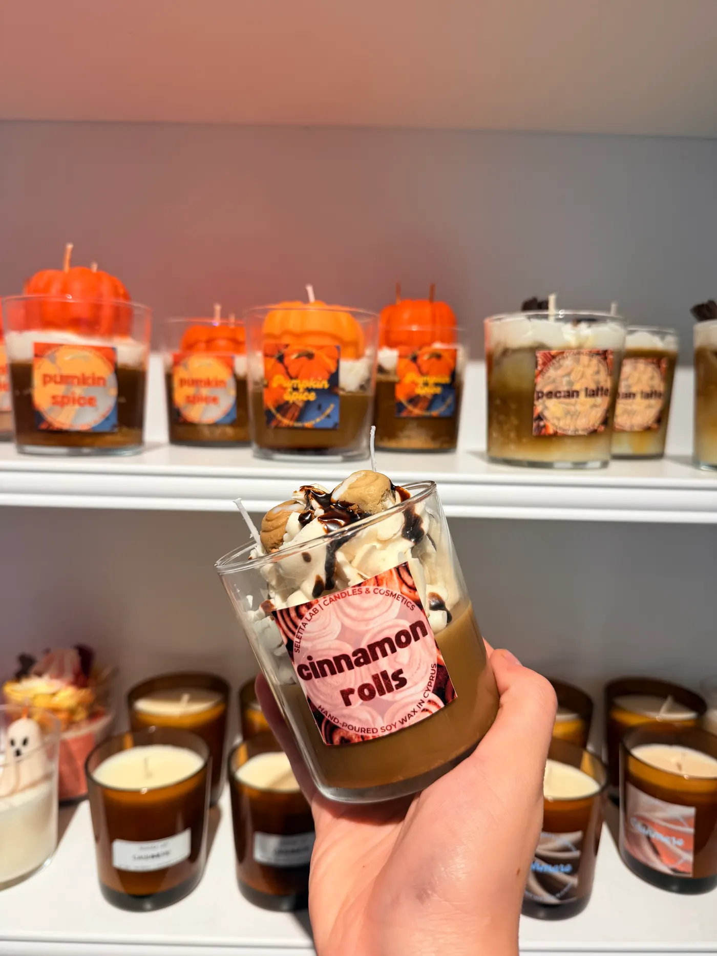 Cinammon rolls candle product image